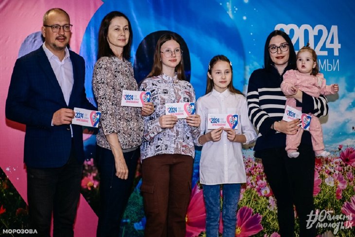 Семья с сертификатами на жилье. Фото с сайта правительства Иркутской области