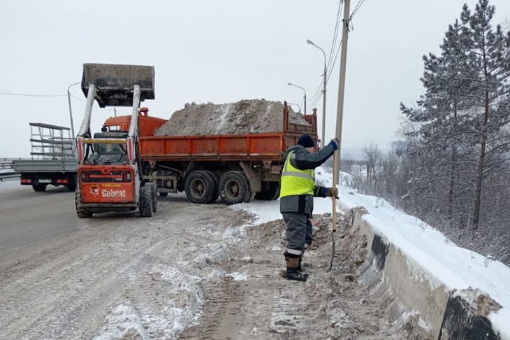 С улиц Иркутска вывозят снег. Фото пресс-службы администрации Иркутска