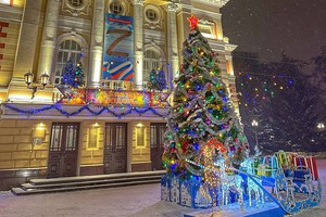 Праздничная зона перед драмтеатром. Фото пресс-службы администрации Иркутска