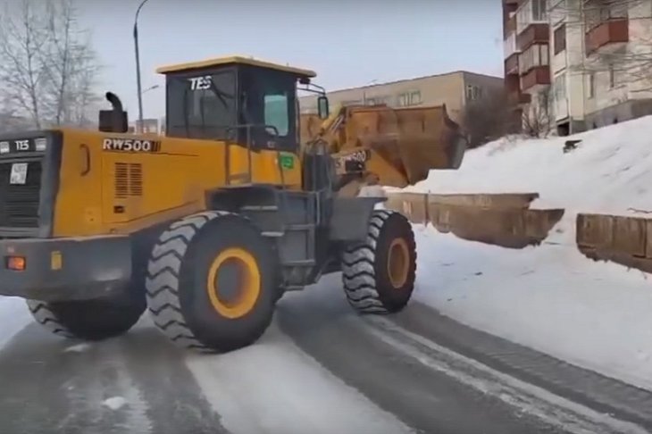 Снос горки. Скриншот видео из телеграм-канала Госавтоинспекции Иркутской области