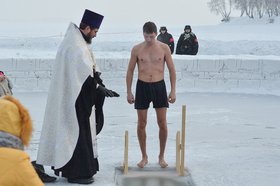 Купание в Крещение. Фото Ильи Татарникова из архива IRK.ru