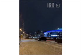 Машина едет по тротуару. Скриншот видео очевидцев