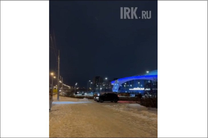 Машина едет по тротуару. Скриншот видео очевидцев