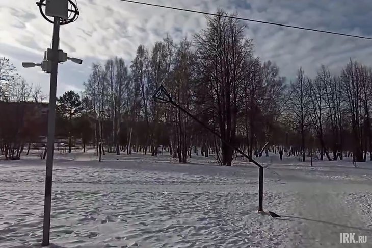 Сломанный фонарь. Скриншот видео читателей IRK.ru