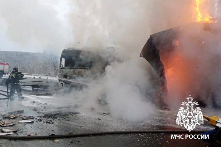 Авария на федеральной трассе. Фото ГУ МЧС России по Иркутской области