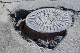 Люк на дороге. Фото Маргариты Романовой из архива IRK.ru