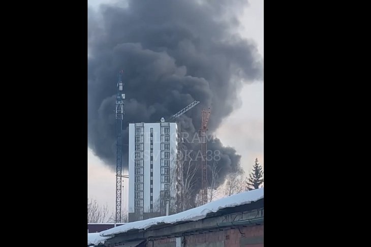 Пожар. Скриншот видео из телеграм-канала «Сводка38»