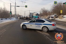 На месте коммунальной аварии работает полиция. Фото пресс-службы Госавтоинспекции Иркутска