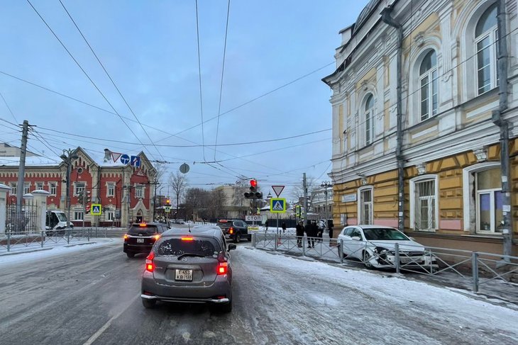 Автомобиль вылетел на тротуар. Фото пресс-службы ГУ МВД по региону