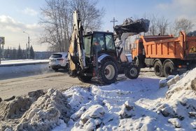 Уборка снега. Фото из телеграм-канала мэра Иркутска Руслана Болотова