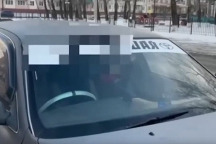 Автомобиль с надписью. Скриншот видео пресс-службы Госавтоинспекции Иркутской области