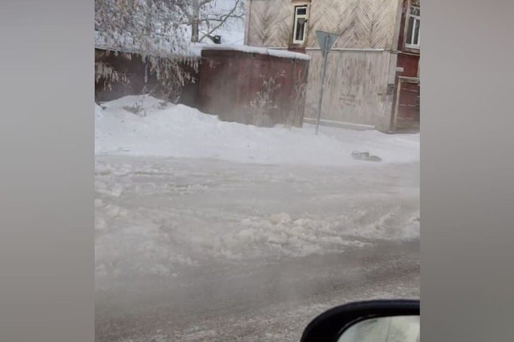 Коммунальная авария на 4-й Железнодорожной. Фото из телеграм-канала оператора теплосетей Иркутска