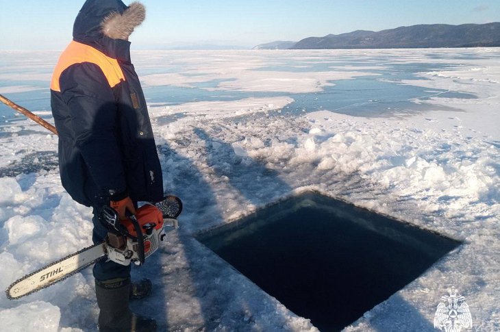 Предположительное место провала автомобиля. Фото МЧС России