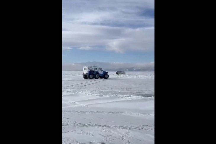 ДТП на льду Байкала. Скриншот видео из телеграм-канала «Инцидент Иркутск»