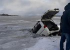 Провал автомобиля под лед. Фото очевидцев из группы «Рыбалка в Сибири — Родной Край» во «ВКонтакте»