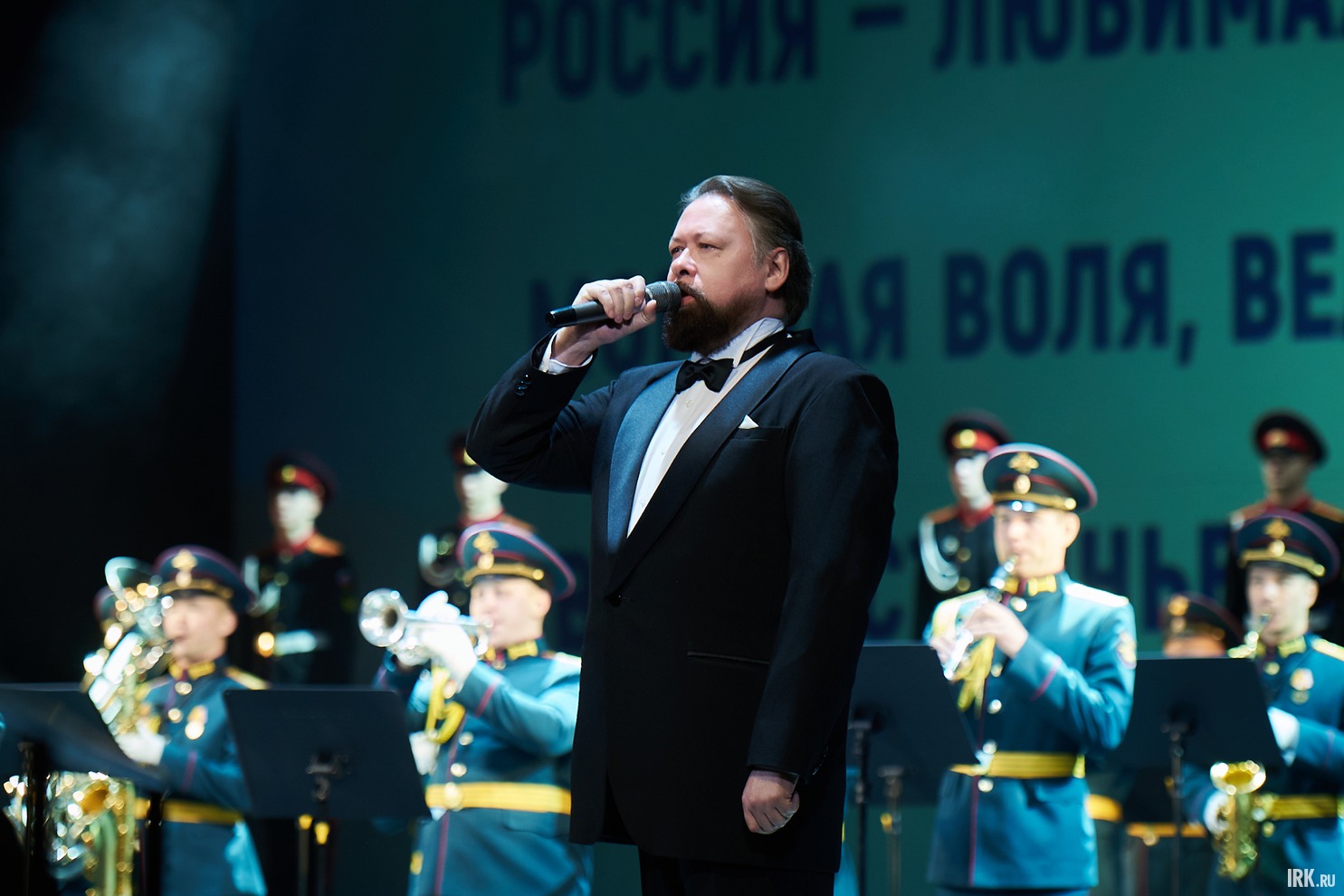 Гимн Российской Федерации исполнил солист Иркутского музыкального театра им. Н.М Загурского Александр Айдаров.