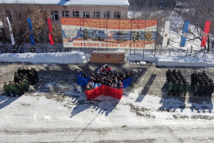 Участники акции выстроились в форме пятиконечной звезды в знак выражения поддержки военнослужащим. Фото пресс-службы администрации Иркутска