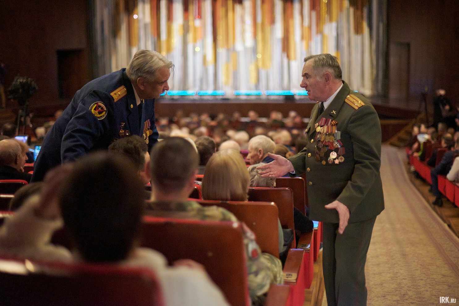 В зале присутствовали военнослужащие, ветераны боевых действий, участники специальной военной операции, семьи воинов Отечества, члены ветеранских организаций.