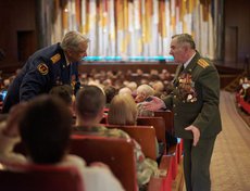 В зале присутствовали военнослужащие, ветераны боевых действий, участники специальной военной операции, семьи воинов Отечества, члены ветеранских организаций.