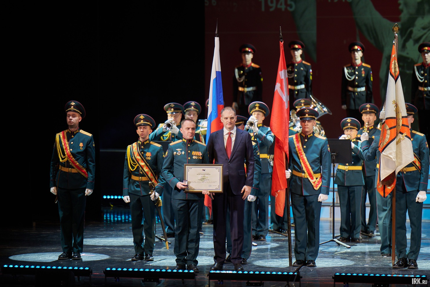 С 23 Февраля зрителей концерта поздравил первый заместитель губернатора Иркутской области Роман Колесов.