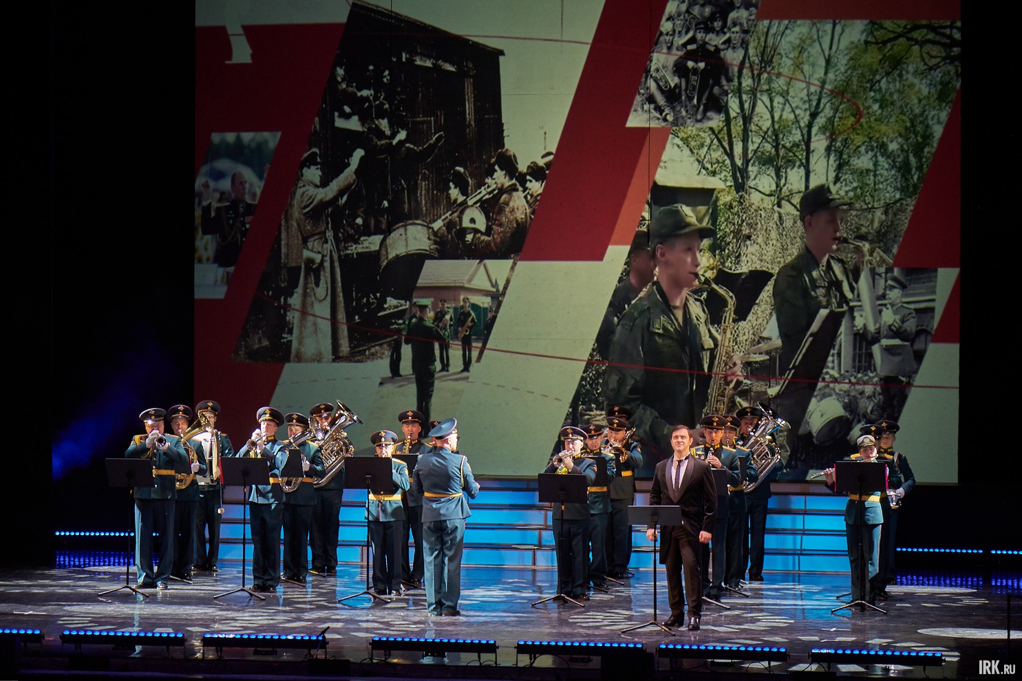 Со сцены театра прозвучали композиции советских и российских авторов о подвигах защитников Родины.