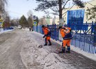 Очистка тротуаров от наледи. Фото пресс-службы администрации Иркутска