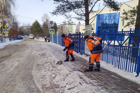 Очистка тротуаров от наледи. Фото пресс-службы администрации Иркутска
