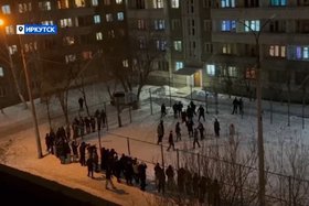 Группа молодых людей на Байкальской. Скриншот видео из телеграм-канала Babr Mash