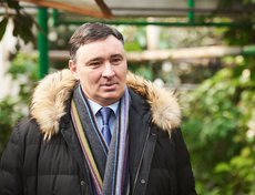 Руслан Болотов, мэр Иркутска: «За последние четыре года выпуск тюльпанов увеличили в 17 раз. Это стало возможным благодаря большой системной работе по модернизации предприятия, которую мы ведем с 2021 года».