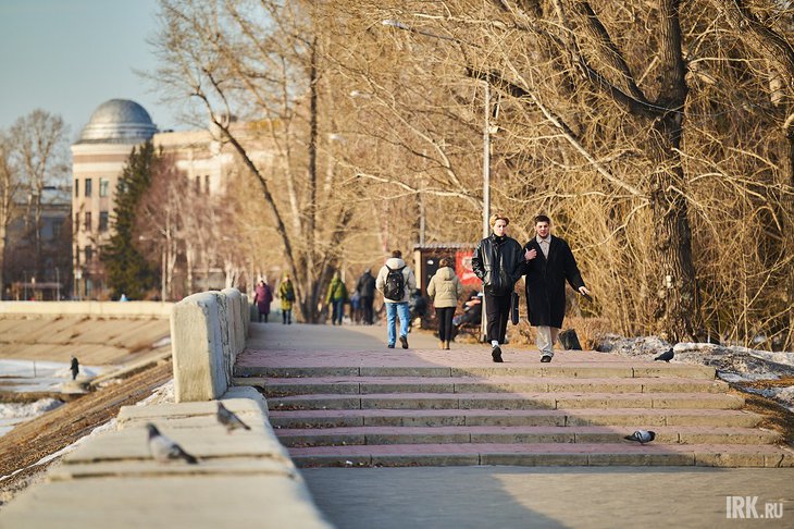 Люди на набережной. Фото: Маргарита Романова, IRK.ru