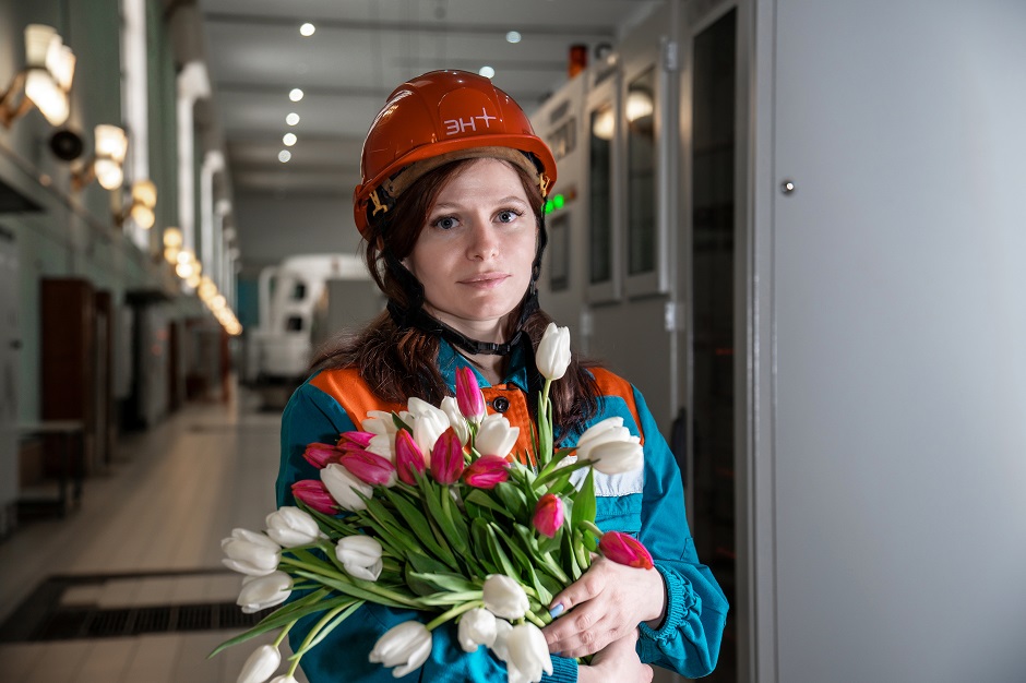 Алена Теряева, электрослесарь по обслуживанию автоматики и средств измерений электростанций пятого разряда Иркутской ГЭС