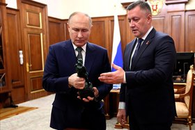 Игорь Кобзев передал президенту подарок от матери Эдуарда Дьяконова. Фото с сайта Кремля