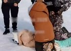 Нападение на девочку-квадробера в Новосибирске. Скриншот видео из телеграм-канала банды школьников