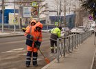 Дворник убирают мусор. Фото пресс-службы администрации Иркутска