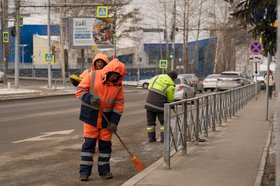 Дворник убирают мусор. Фото пресс-службы администрации Иркутска