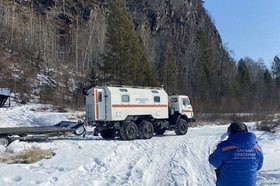 Эвакуация лыжника. Фото пресс-службы ГУ МЧС России по Иркутской области