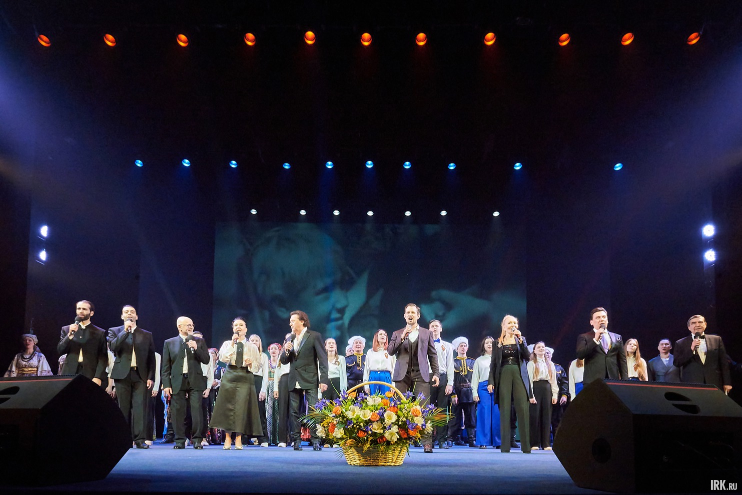 Под занавес участники концерта исполнили песню «День Победы».