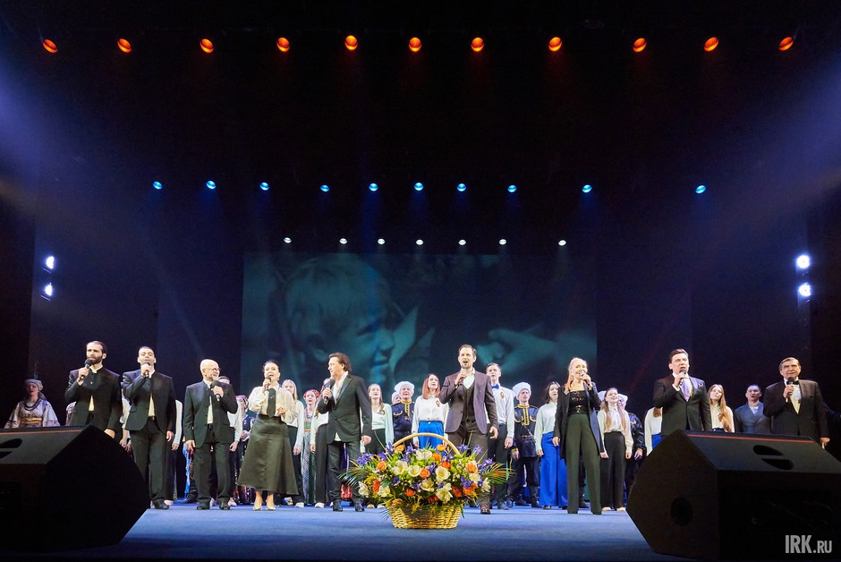 Под занавес участники концерта исполнили песню «День Победы».