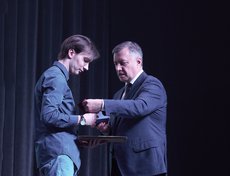 Губернатор Иркутской области Игорь Кобзев вручил медаль «За спасение погибавших» и благодарственное письмо Кириллу Михальченко, который участвовал в эвакуации раненых и обеспечении боевых позиций.