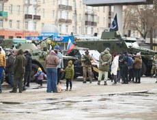 Перед дворцом спорта была организована выставка военной техники.
