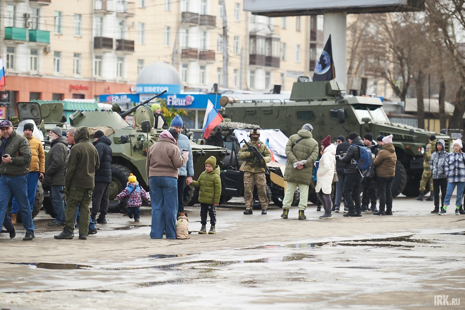 Перед дворцом спорта была организована выставка военной техники.