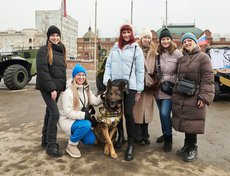 Сфотографироваться на фоне техники, а также со служебными собаками приюта «К-9» могли все желающие.