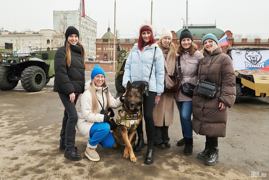Сфотографироваться на фоне техники, а также со служебными собаками приюта «К-9» могли все желающие.