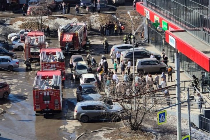 Пожар в здание пиццерии. Фото очевидцев