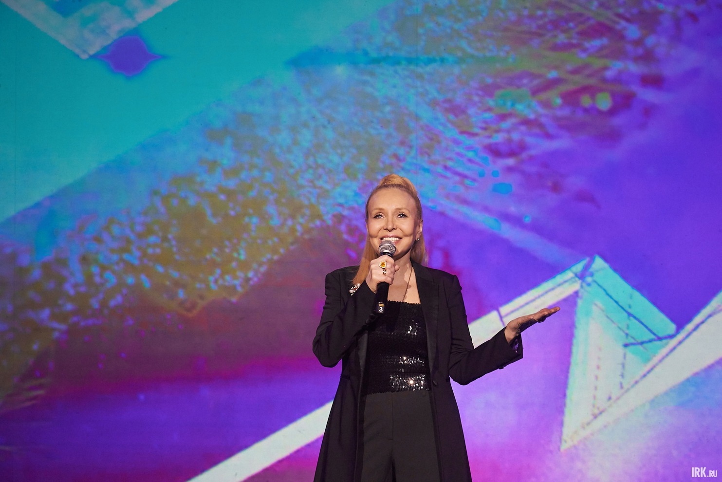 В заключение вечера выступила Заслуженная артистка РФ Ольга Кормухина.