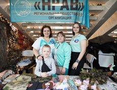 Кто-то шьёт одежду, кто-то готовит сухпайки, кто-то помогает собрать посылки на фронт.