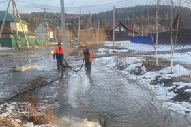 На улицах откачивают воду. Фото пресс-службы администрации Иркутска