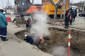 Устранение коммунальной аварии. Фото пресс-службы администрации Иркутска