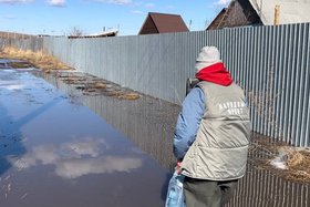 Волонтеры развозят жителям воду и продукты. Фото пресс-службы Народного фронта в Иркутской области