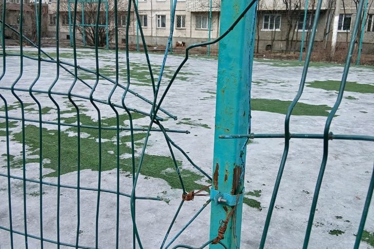 Поврежденное ограждение спортплощадки в Шелехове. Фото со страницы Алексея Тенигина «ВКонтакте»